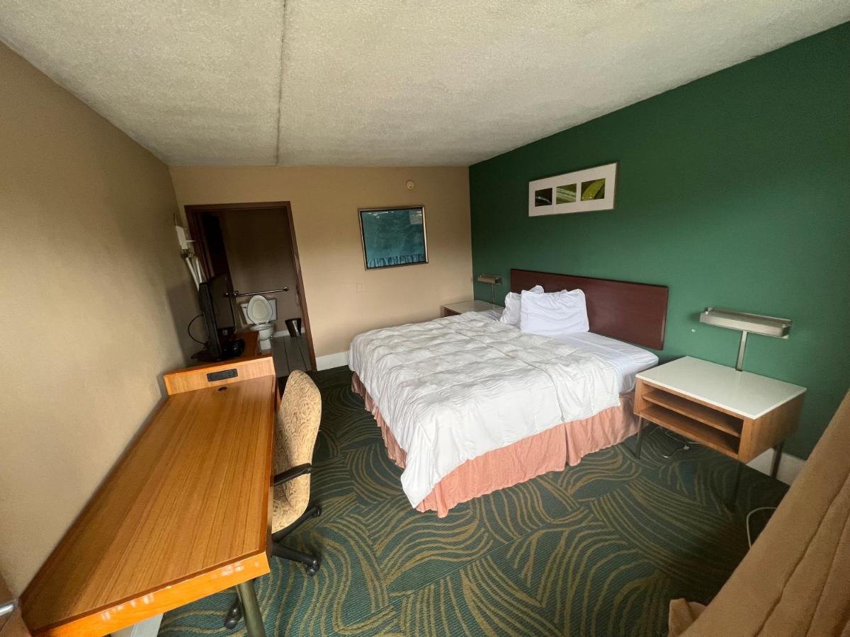 Hilltop Inn Pittsburgh Crafton Exterior photo