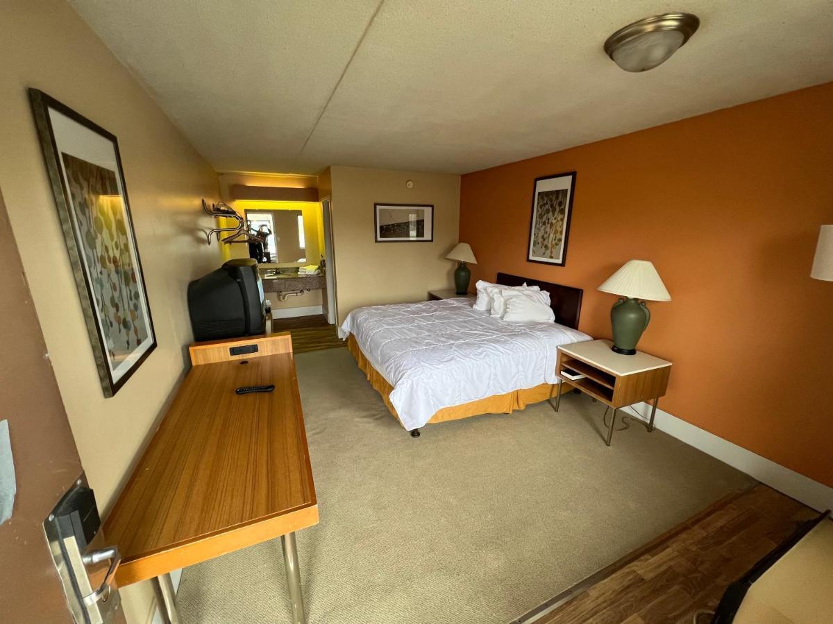 Hilltop Inn Pittsburgh Crafton Exterior photo