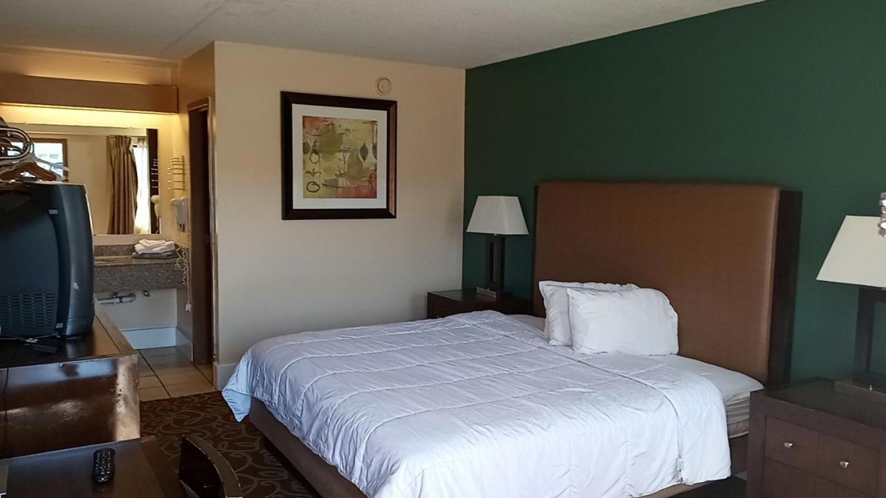 Hilltop Inn Pittsburgh Crafton Exterior photo