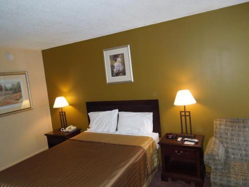 Hilltop Inn Pittsburgh Crafton Exterior photo