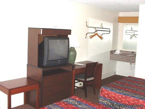 Hilltop Inn Pittsburgh Crafton Room photo